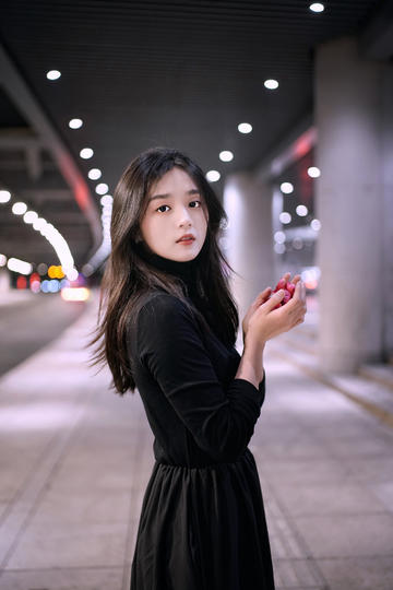 被两个粗被两个粗大军官大军